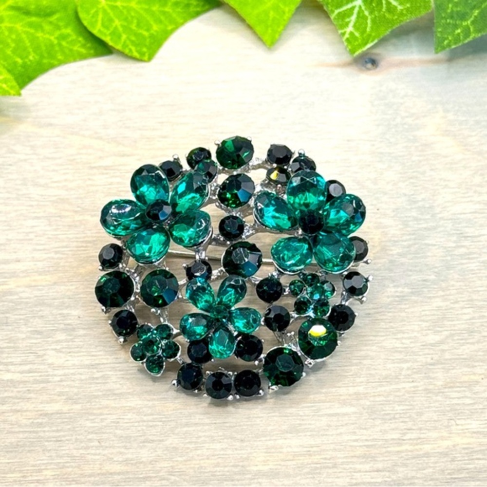 🌻 3/$25 Beautiful Green Rhinestone Round Flower Brooch